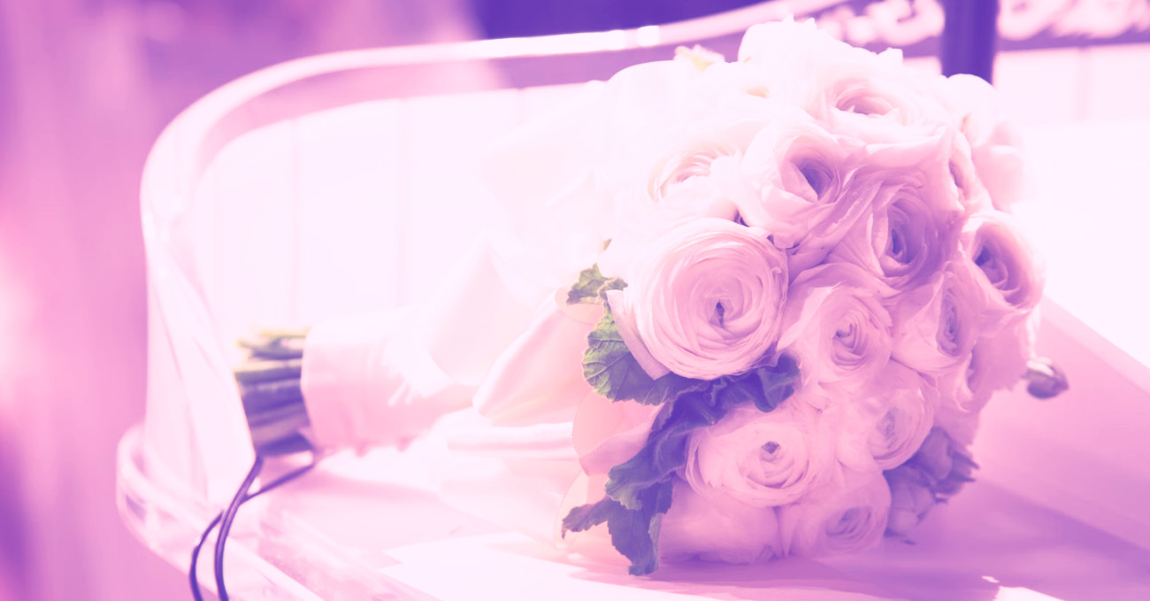 Simple white bouquet for the bride